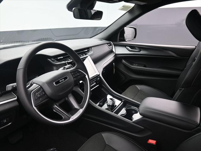 Photo of 2025 Diamond Black Crystal Pearlcoat Jeep Grand Cherokee L