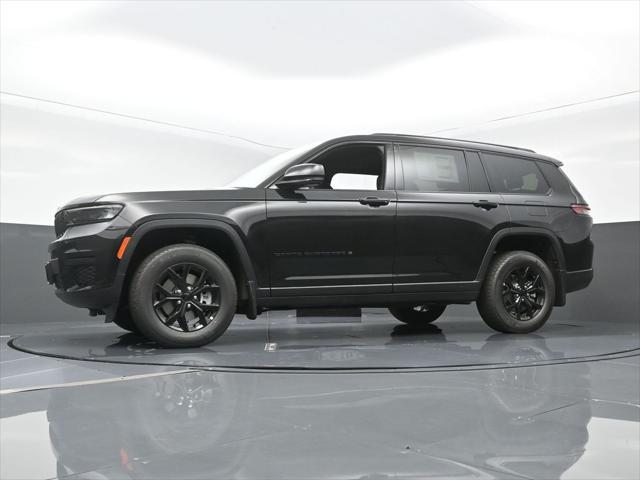 Photo of 2025 Diamond Black Crystal Pearlcoat Jeep Grand Cherokee L