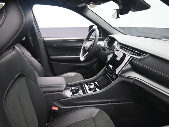Photo of 2025 Diamond Black Crystal Pearlcoat Jeep Grand Cherokee L