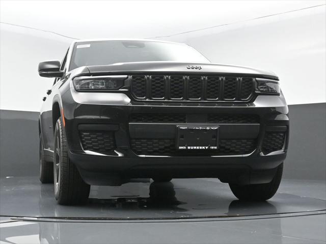 Photo of 2025 Diamond Black Crystal Pearlcoat Jeep Grand Cherokee L