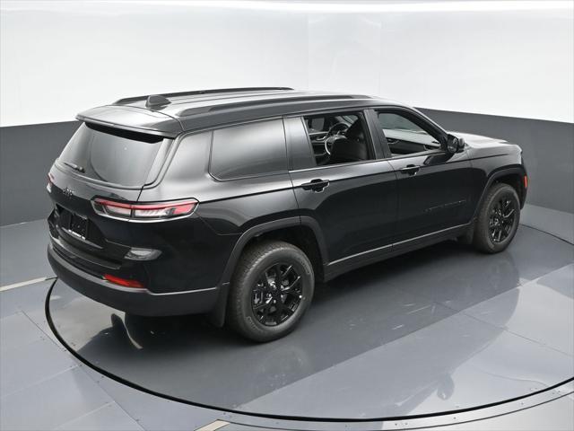 Photo of 2025 Diamond Black Crystal Pearlcoat Jeep Grand Cherokee L