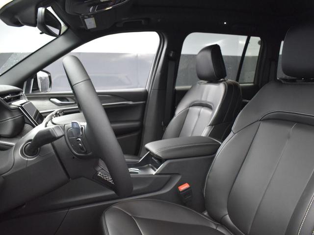 Photo of 2024 Bright White Clearcoat Jeep Grand Cherokee