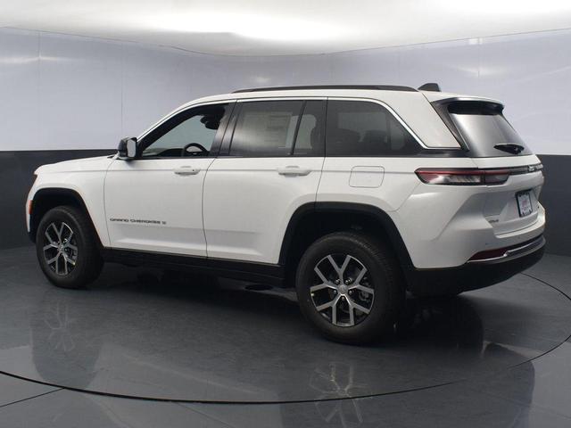 Photo of 2024 Bright White Clearcoat Jeep Grand Cherokee