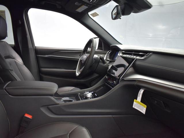 Photo of 2024 Bright White Clearcoat Jeep Grand Cherokee