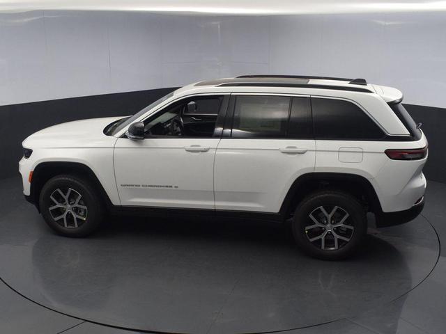 Photo of 2024 Bright White Clearcoat Jeep Grand Cherokee
