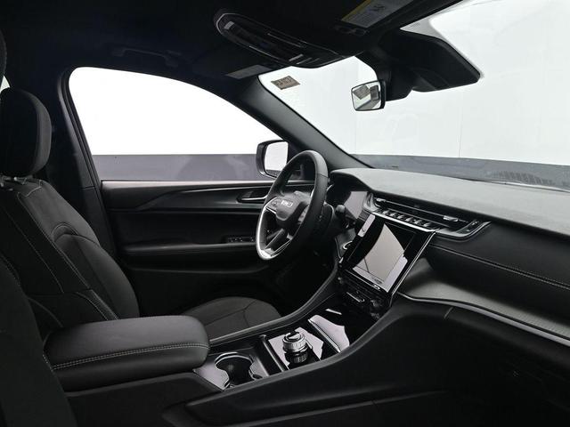 Photo of 2025 Bright White Clearcoat Jeep Grand Cherokee L