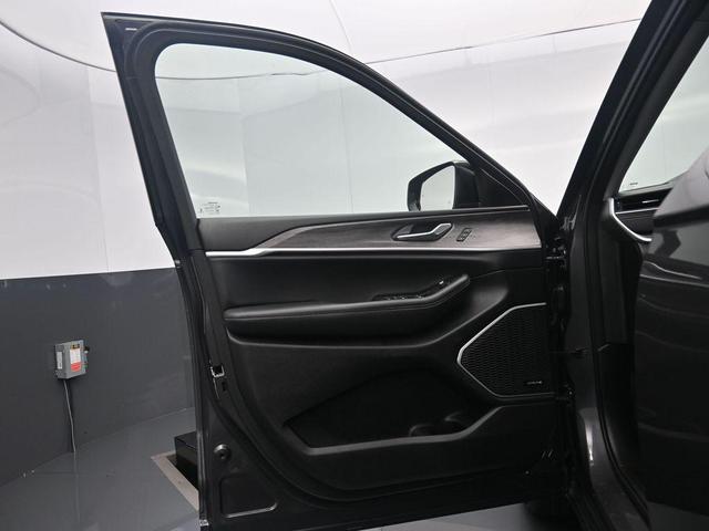 Photo of 2022 Baltic Gray Metallic Clearcoat Jeep Grand Cherokee