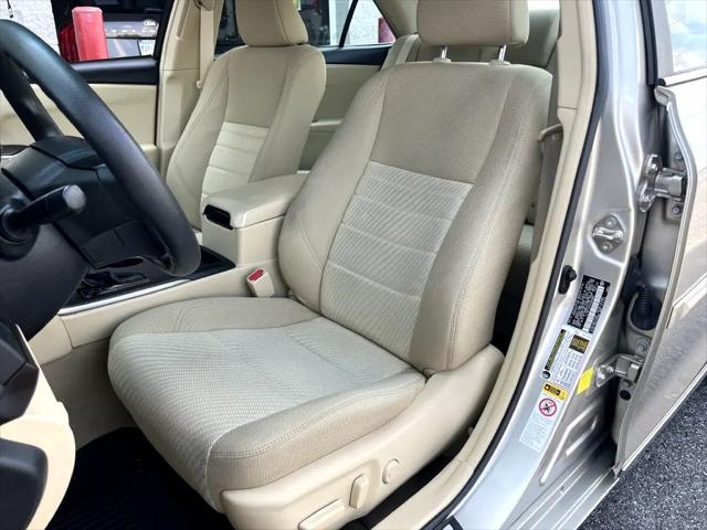 Photo of 2017 Creme Brulee Mica Toyota Camry