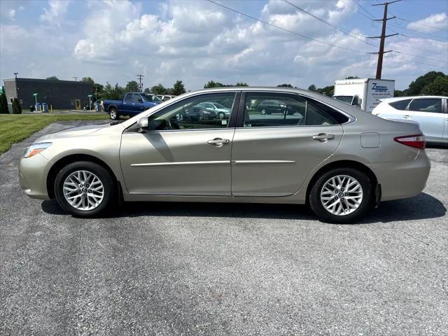 Photo of 2017 Creme Brulee Mica Toyota Camry