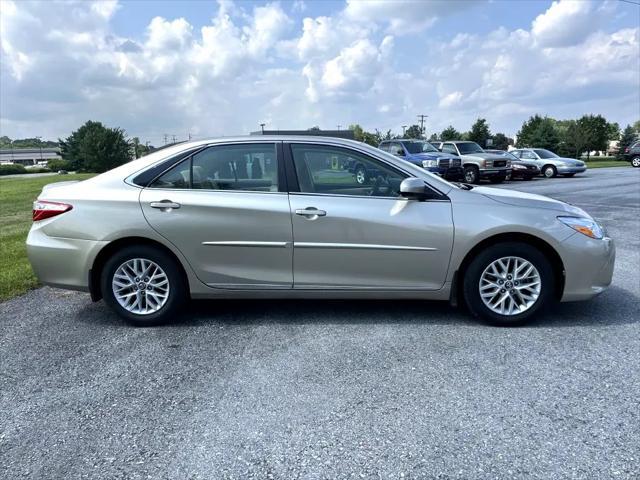 Photo of 2017 Creme Brulee Mica Toyota Camry