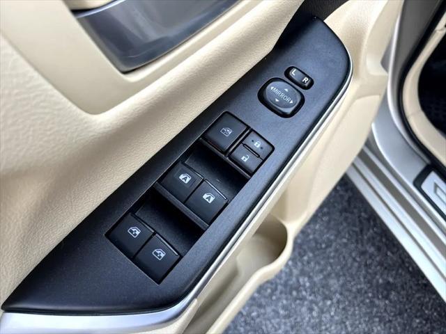 Photo of 2017 Creme Brulee Mica Toyota Camry