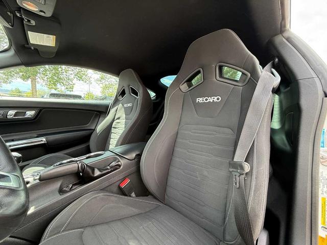 Photo of 2015 Oxford White Ford Mustang