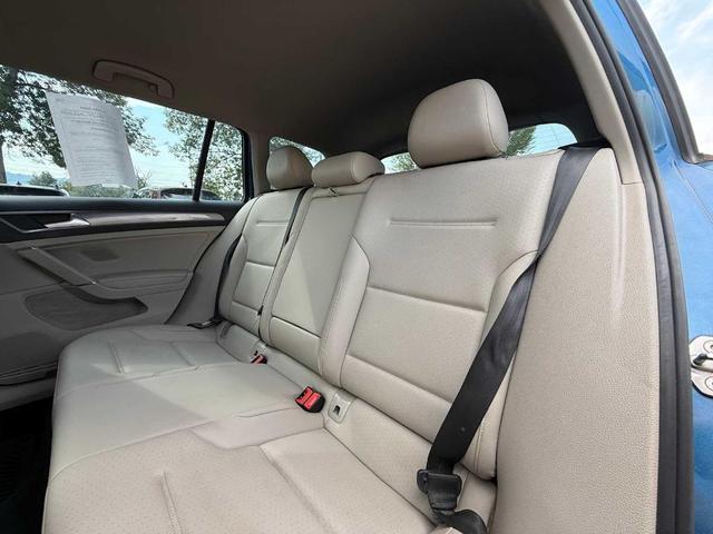 Photo of 2018 Silk Blue Metallic Volkswagen Golf Alltrack