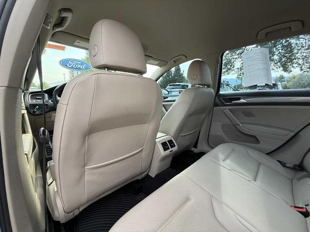 Photo of 2018 Silk Blue Metallic Volkswagen Golf Alltrack