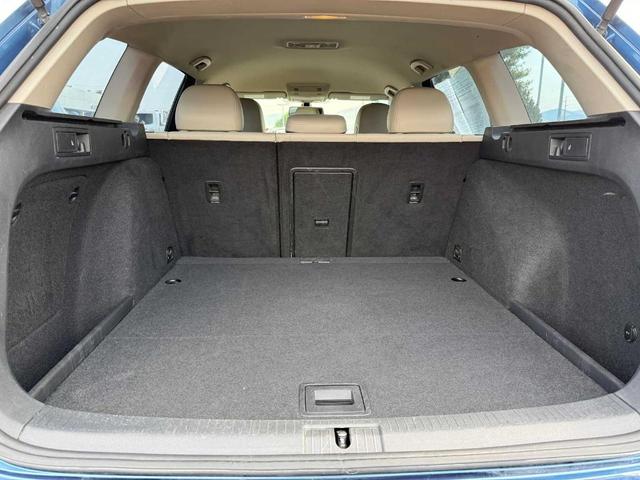 Photo of 2018 Silk Blue Metallic Volkswagen Golf Alltrack
