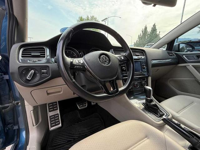 Photo of 2018 Silk Blue Metallic Volkswagen Golf Alltrack