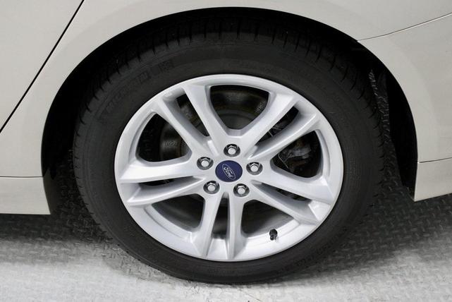Photo of 2018 White Gold Metallic Ford Fusion Hybrid