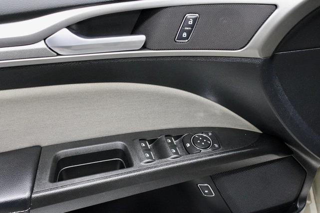Photo of 2018 White Gold Metallic Ford Fusion Hybrid