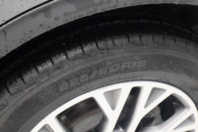 Photo of 2022 Carbonized Gray Metallic Ford Escape