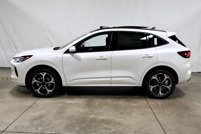 Photo of 2025 Star White Ford Escape