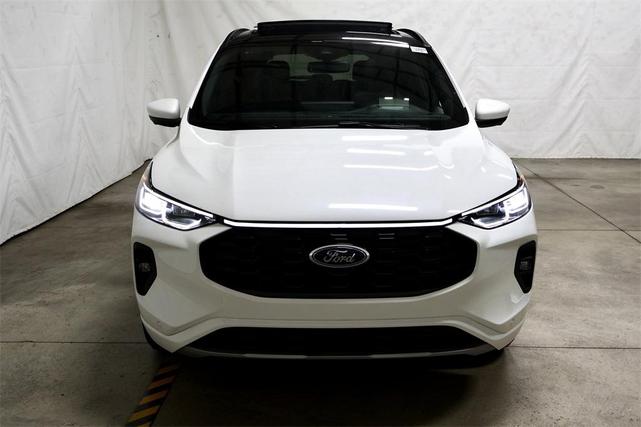 Photo of 2025 Star White Ford Escape