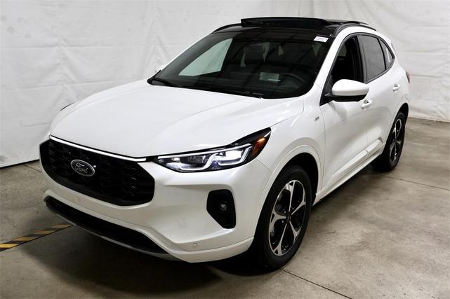 Photo of 2025 Star White Ford Escape