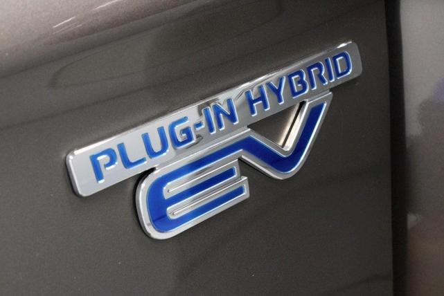 Photo of 2019 Quartz Brown Metallic Mitsubishi Outlander PHEV