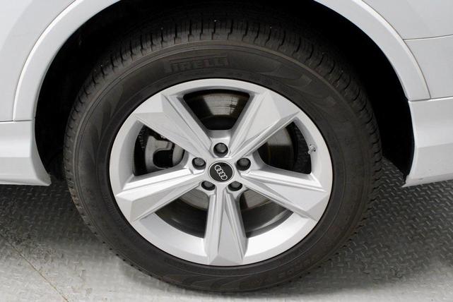 Photo of 2024 Glacier White Metallic Audi Q7