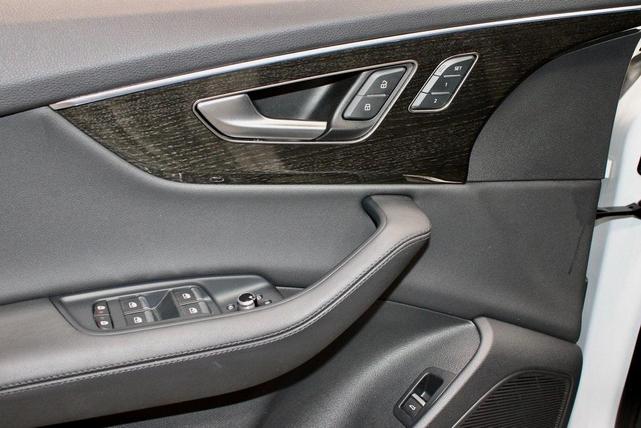 Photo of 2024 Glacier White Metallic Audi Q7