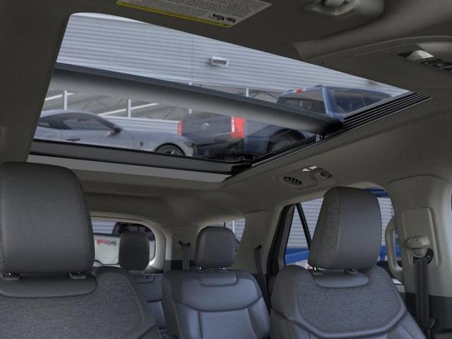 Photo of 2025 Star White Ford Explorer