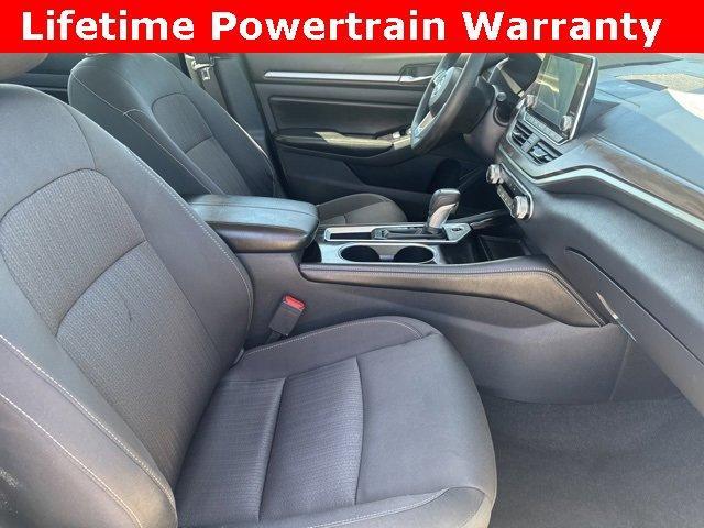Photo of 2023 White Nissan Altima