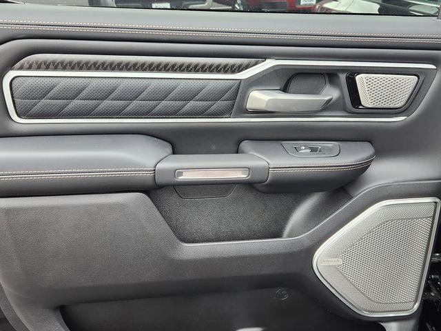 Photo of 2026 Diamond Black Crystal Pearlcoat RAM 1500