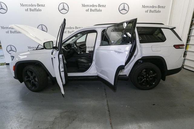 Photo of 2024 Bright White Clearcoat Jeep Grand Cherokee L