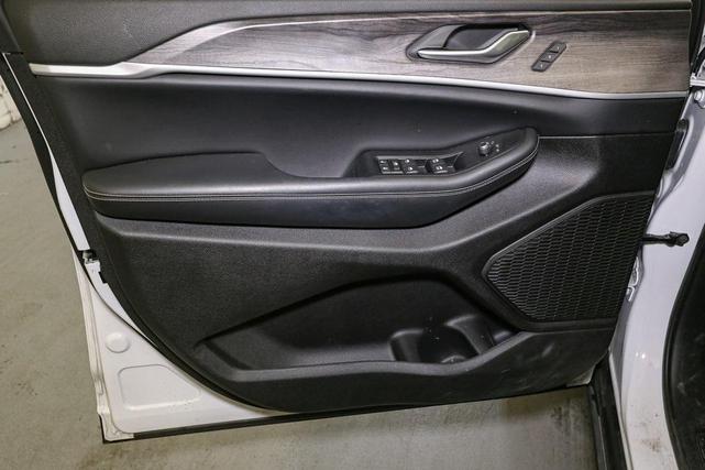 Photo of 2024 Bright White Clearcoat Jeep Grand Cherokee L