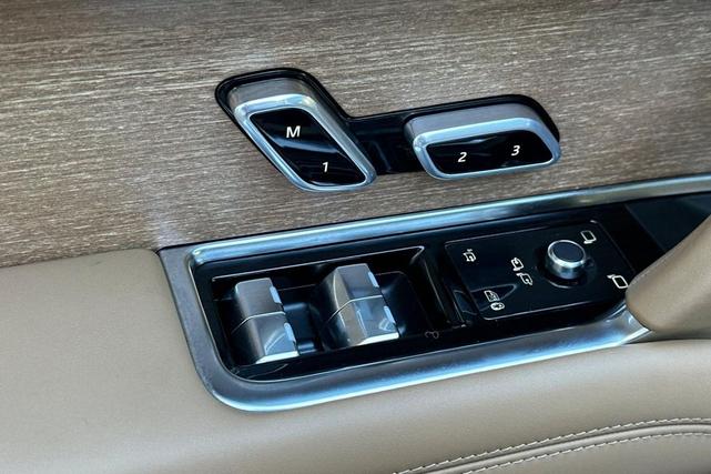 Photo of 2024 OSTUNI PEARL WHITE Land Rover Range Rover