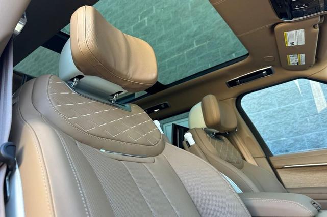 Photo of 2024 OSTUNI PEARL WHITE Land Rover Range Rover