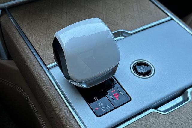 Photo of 2024 OSTUNI PEARL WHITE Land Rover Range Rover