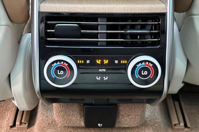 Photo of 2024 OSTUNI PEARL WHITE Land Rover Range Rover