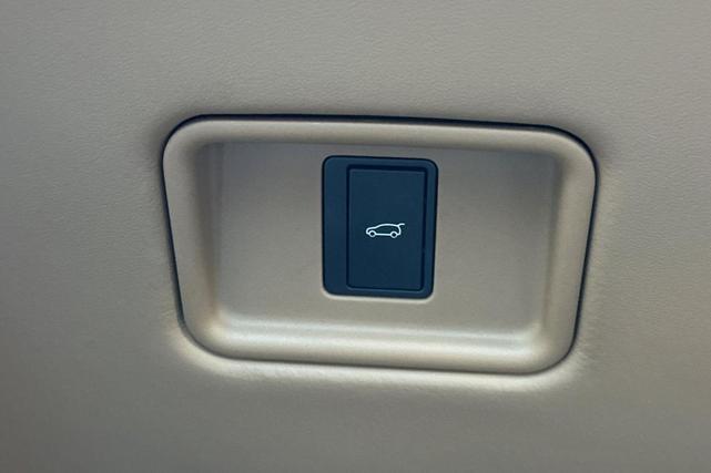 Photo of 2024 OSTUNI PEARL WHITE Land Rover Range Rover