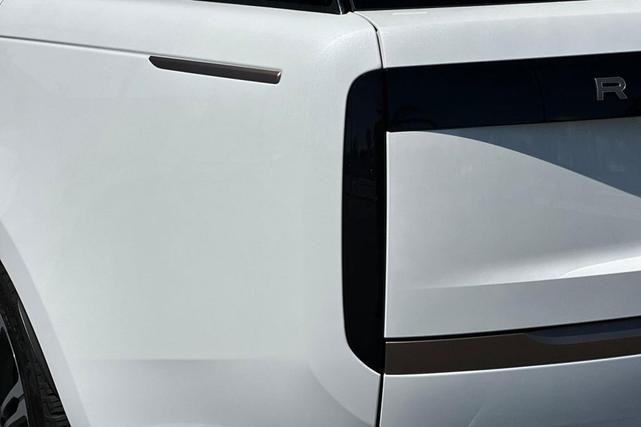 Photo of 2024 OSTUNI PEARL WHITE Land Rover Range Rover
