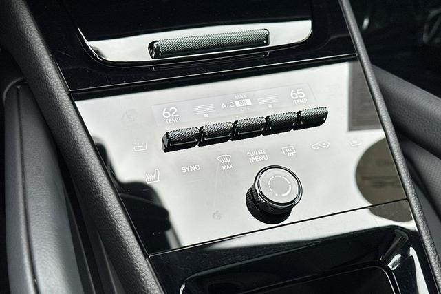 Photo of 2025 Carrara White Metallic Porsche Cayenne