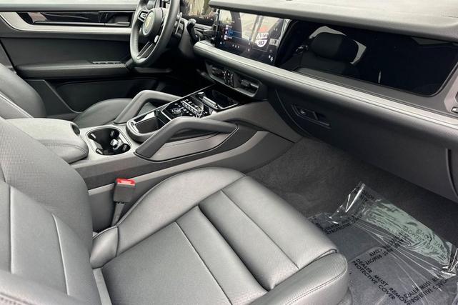 Photo of 2025 Carrara White Metallic Porsche Cayenne