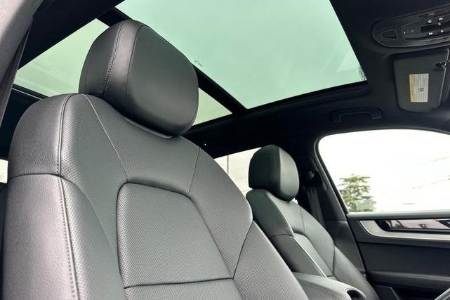 Photo of 2025 Carrara White Metallic Porsche Cayenne