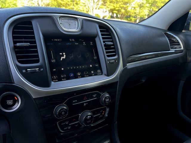 Photo of 2019 Bright White Clearcoat Chrysler 300
