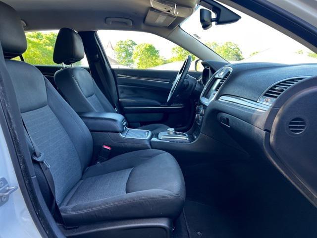 Photo of 2019 Bright White Clearcoat Chrysler 300