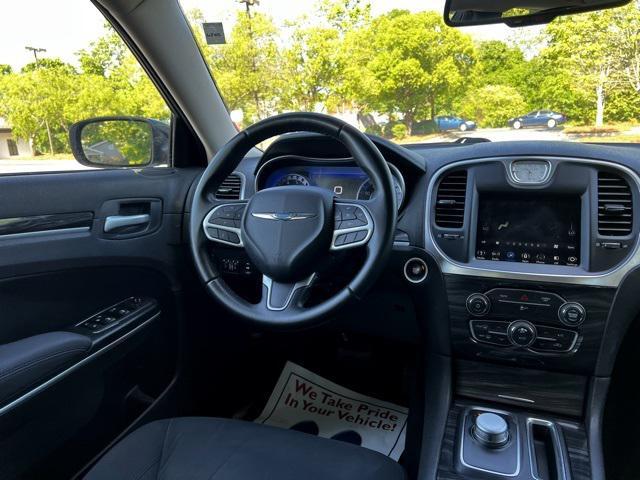 Photo of 2019 Bright White Clearcoat Chrysler 300
