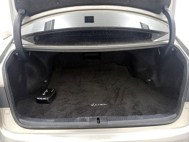 Photo of 2018 Silver Lexus ES 350