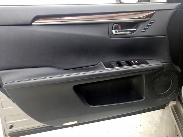 Photo of 2018 Silver Lexus ES 350