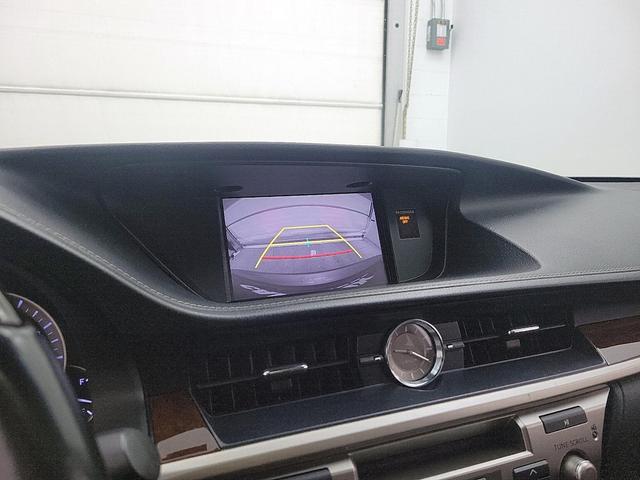 Photo of 2018 Silver Lexus ES 350