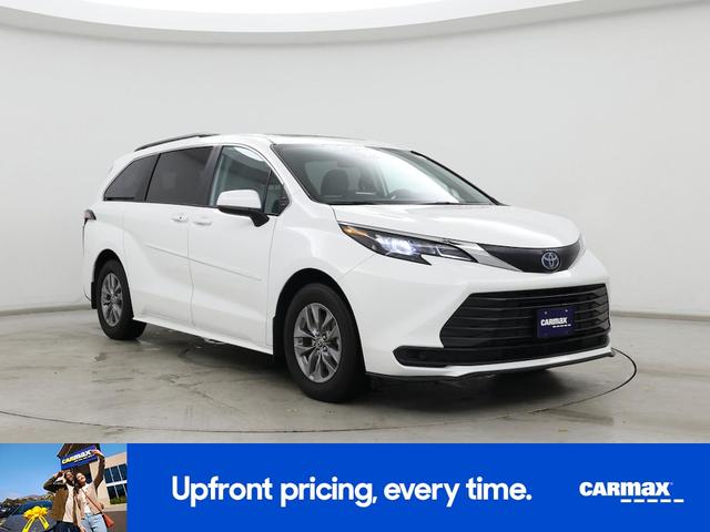 Photo of 2024 White Toyota Sienna